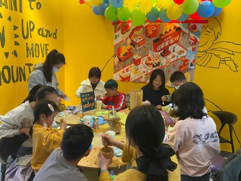 一群人在台上演讲AI 生成的内容可能不正确。