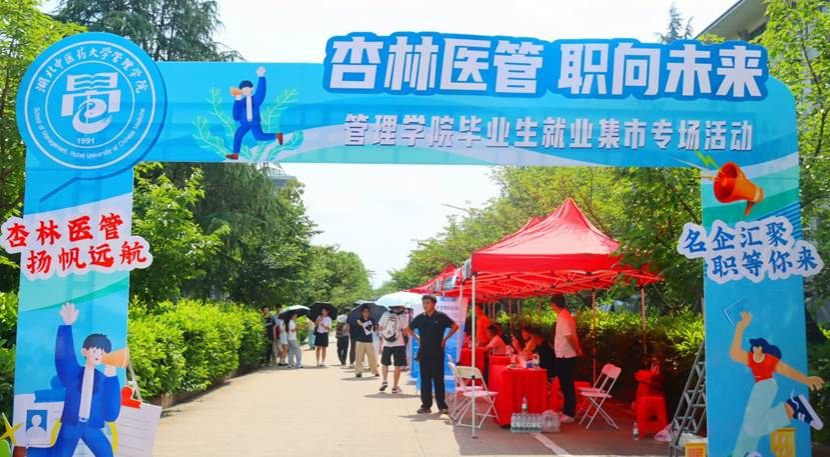 人们在街道上AI 生成的内容可能不正确。